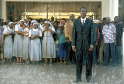 Don Cheadle in una scena di Hotel Rwanda