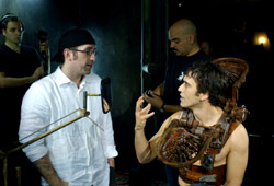 Il regista e cosceneggiatore Darren Lynn Bousman con Noam Jenkins sul set di Saw II