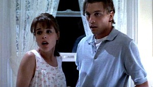 Neve Campbell e Skeet Ulrich in Scream