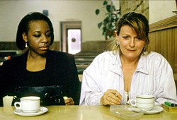 Marianne Jean-Baptiste e Brenda Blethyn in Segreti e bugie