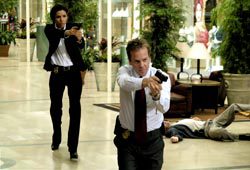 Eva Longoria e Kiefer Sutherland in The Sentinel