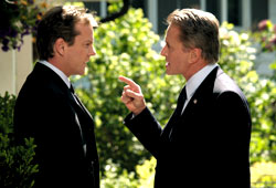 Kiefer Sutherland e Michael Douglas in The Sentinel