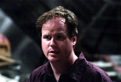 Il regista Joss Whedon sul set di Serenity