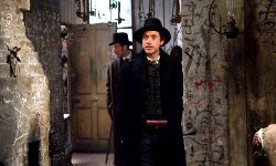 Robert Downey Jr con Jude Law sullo sfondo in una scena di Sherlock Holmes