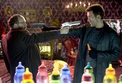 Paul Giamatti e Clive Owen in una scena di Shoot 'em Up