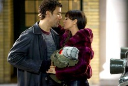 Clive Owen e Monica Bellucci in Shoot 'em Up