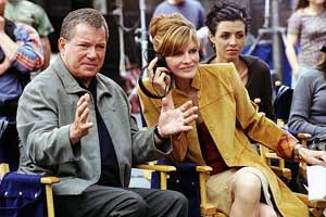 William Shatner e Rene Russo con Drena De Niro sullo sfondo in una scenda di Showtime