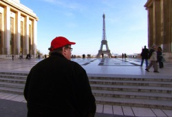 Michael Moore in una scena di Sicko