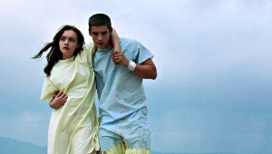 Olivia Cooke e Brenton Thwaites in The Signal