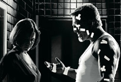 Carla Gugino e Mickey Rourke in Sin City