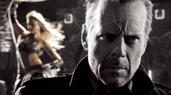 Bruce Willis con Jessica Alba sullo sfondo in una scena di Sin City