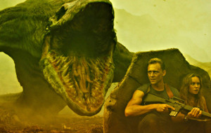 Tom Hiddleston e Brie Larson in una scena di Kong - Skull Island