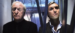 Michael Caine e Jude Law in Sleuth - Gli insospettabili