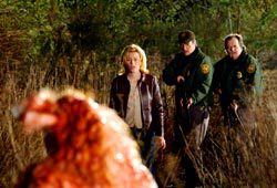 Elizabeth Banks, Nathan Fillion e Don Thompson in una scena di Slither