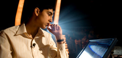 Dev Patel in una scena di The Millionaire