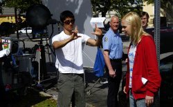 Il regista Gregg Araki prepara un'inquadratura con Anna Faris