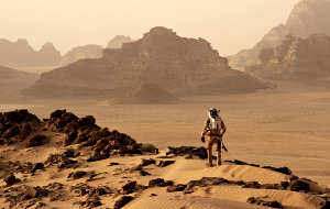 Matt Damon esplora Marte in una scena di Sopravvissuto - The Martian
