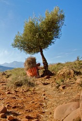 Leila Bekhti in una scena di La sorgente dell'amore