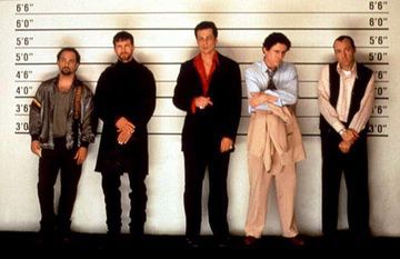 Kevin Pollak, Stephen Baldwin, Benicio Del Toro, Gabriel Byrne e Kevin Spacey in una scena di I Soliti Sospetti