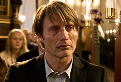 Mads Mikkelsen in Il sospetto