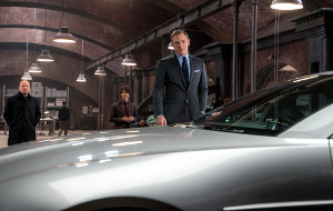Rory Kinnear, Ben Whishaw e Daniel Craig in una scena di 007 Spectre