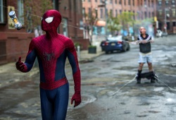 Andrew Garfield con Paul Giamatti sullo sfondo in una scena di The Amazing Spider-Man 2