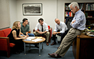 Rachel McAdams, Mark Ruffalo, Brian d'Arcy James, Michael Keaton e John Slattery in una scena di Il caso Spotlight