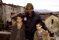 Spike Lee con Matteo Sciabordi e Leonardo Borzonasca sul set di Miracolo a Sant'Anna