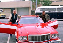 David Soul e Paul Michael Glaser con la Ford Torino bicolore del 1974 in una scena di Starsky & Hutch