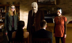 Gemma Ward, Kip Weeks e Laura Margolis con Liv Tyler e Scott Speedman di spalle in una scena di The Strangers
