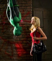 Drake Bell e Sara Paxton in Superhero