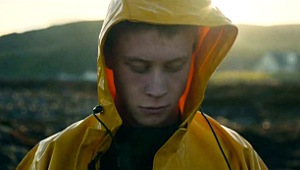 George MacKay in Il superstite