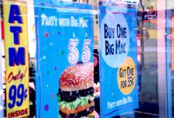 Una vetrina di McDonald's in Super Size Me