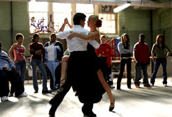 Antonio Banderas e Heidi von Palleske in una scena di Ti va di ballare?