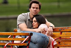 Mark Wahlberg e Mila Kunis in una scena di Ted