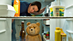 Mark Wahlberg e Ted in una scena di Ted 2