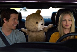 Mark Wahlberg e Amanda Seyfried insieme a Ted in Ted 2