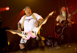 Kyle Gass e Jack Black in una scena di Tenacious D e il destino del rock