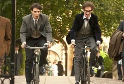 Harry Lloyd e Eddie Redmayne in La teoria del tutto