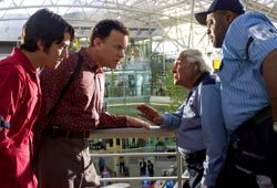 Diego Luna, Tom Hanks, Kumar Pallana e Chi McBride in The Terminal