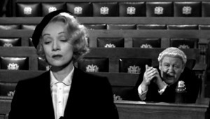 Marlene Dietrich e Charles Laughton in Testimone d'accusa