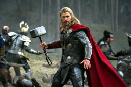 Chris Hemsworth in una scena di Thor - The Dark World