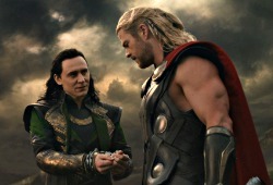 Tom Hiddleston e Chris Hemsworth in Thor - The Dark World
