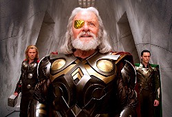 Anthony Hopkins con Chris Hemsworth e Tom Hiddleston sullo sfondo in Thor