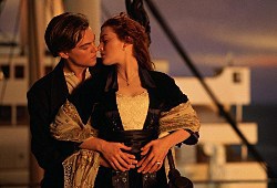 Leonardo DiCaprio e Kate Winslet in una scena di Titanic