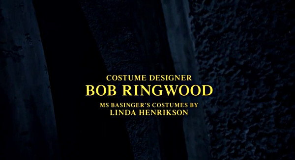 I titoli di testa di Batman con il credito dato al costumista principale e alla responsabile degli abiti indossati da Kim Basinger