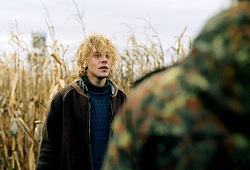 Xavier Dolan in una scena di Tom à la ferme