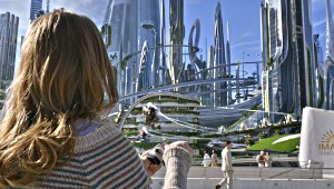 Britt Robertson in una scena di Tomorrowland