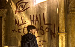 Tom Taylor in una scena di La Torre Nera