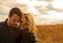 Ben Affleck e Rachel McAdams in una scena di To the Wonder